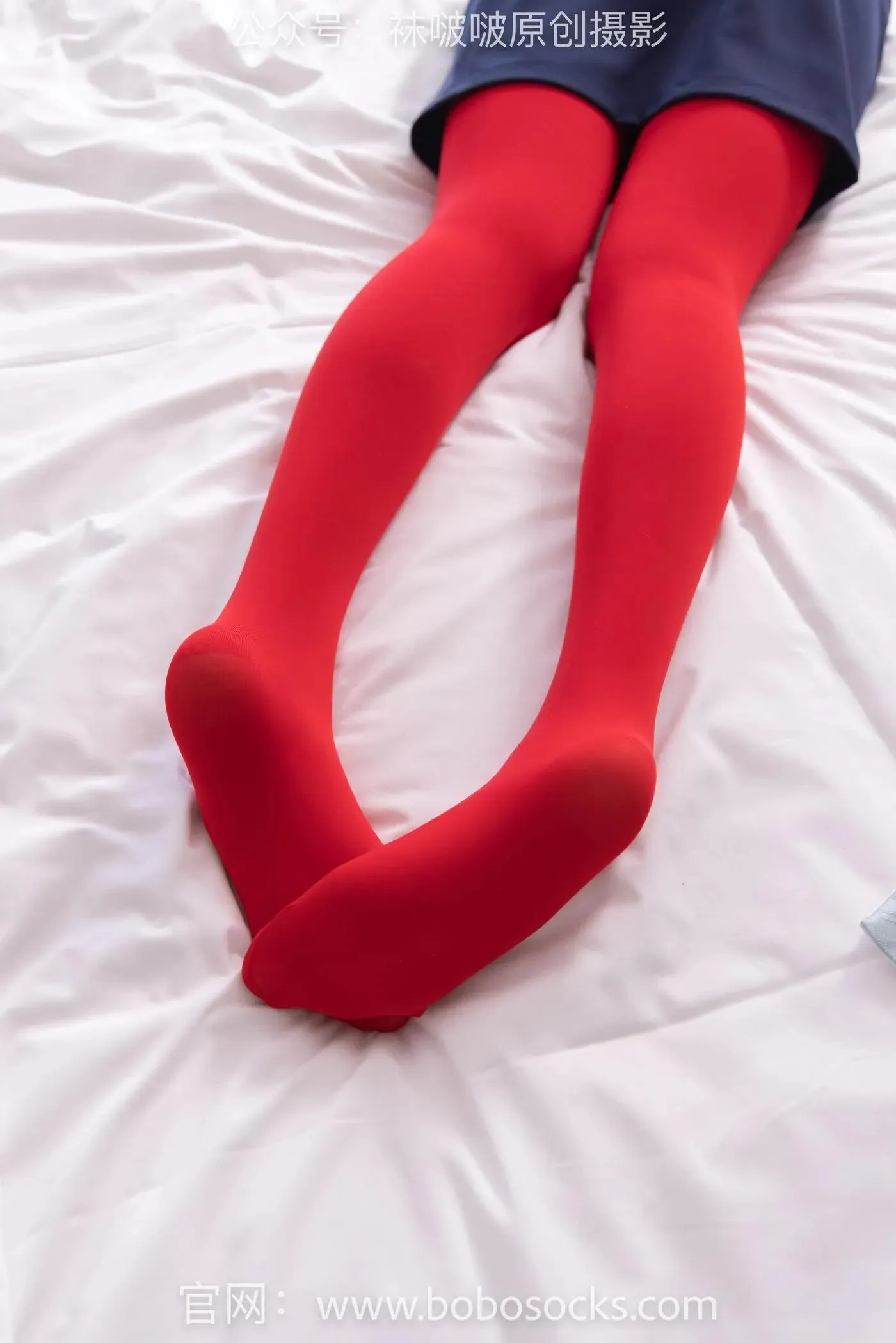 [BoBoSocks袜啵啵]NO.132 小甜豆-aj1板鞋、蓝色短靴、厚黑丝、厚红丝 [145P]插图6